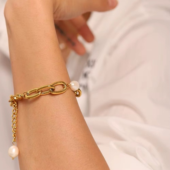 18K Gold Plated Freshwater Pearl Bracelet - Picture 3 of 9